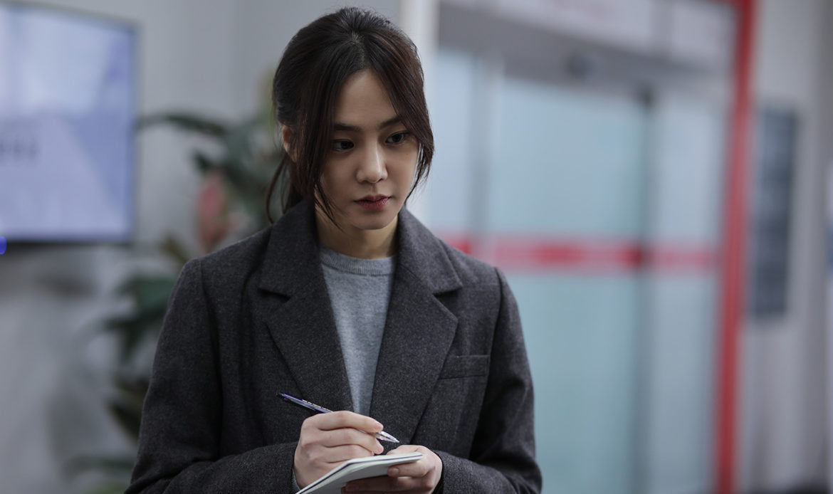 한지은, 미스터리 스릴러 ‘온리 갓 노우즈 에브리띵’서 강력계 형사로 파격 변신… 8월 개봉